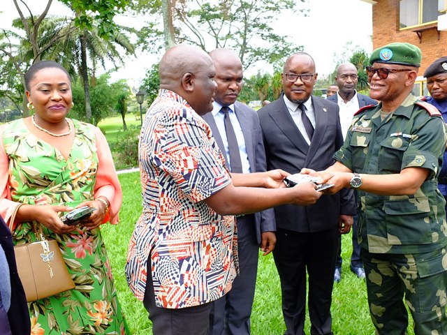Sud et  Nord-Kivu et Beni : Du café arabica moulu  pour redonner de l’énergie et de l’éveil aux FARDC, Le  DG Guy Bompate  de l’ONAPAC répond ainsi à l’appel du Président Félix Tshisekedi